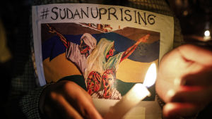 Demokratirörelsen som inledde proteströrelsen i december når ett historiskt mål idag då avtalet om civilt styre undertecknas Sudaneser samlas i Kenya för att visa sitt stöd för pro-demokratidemonstranter.
