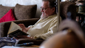Juhani Westman hemma i Ekenäs. Juhani Westman, Svenska Yles pensionerade vetenskapsredaktör.