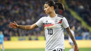 Dzsenifer Marozsan är spelklar igen efter sin tåskada. Dszenifer Marozsan gestikulerar under en match.