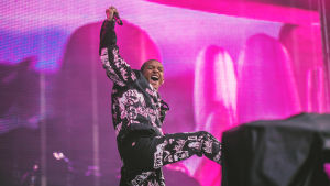 Hyväntuulinen artisti hyppi ja huudatti yleisöään koko 45-minuuttisen keikkansa alusta loppuun. Räppäri Jaden Smith seisoo lavalla mikkikäsi ja toinen jalka ilmassa hampaat esittelevä virnistys kasvoillaan. Takana skriinillä pinkkejä kuvioita.