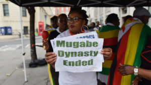 Zimbabwier utanför Zimbabwes ambassad i London uttrycker sin glädje år 2017 över att Mugabe avsatts. Zimababwier utanför Zimbabwes ambassad i London uttrycker sin glädje år 2017 över att Mugabe avsatts.