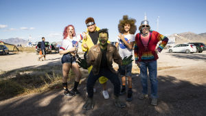 Alien-fantaster samlades i byn Rachel i närheten av Area 51. En festival ordnades också i Las Vegas, 160 kilometer därifrån. Fem personer utklädda till rymdvarelser poserar i närheten av Area 51.