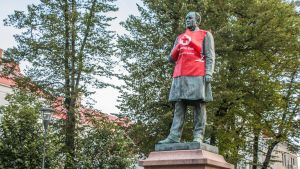 Om man vill kan man ta en selfie med Runeberg och lägga ut den på sociala medier. Runebergsstatyn i Borgå iklädd Röda korsets väst