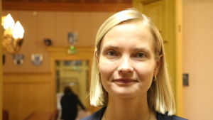 Catharina Skur anser att resultatet i folkomröstningen inte är bindande. En kvinna med axellångt blont hår står framför en dörröppning.