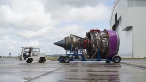 Airbus A350:ssa on kaksi Rolls-Royce Trent -moottoria. Nykyaikaiset lentokoneenmoottorit ovat erittäin luotettavia ja kuluttavat olennaisesti vähemmän polttoainetta kuin edeltäjänsä. Vaikka lyhyillä lennoilla sähkömoottorit voivat tulla käyttöön 2020-luvun alkupuolella, ei pitkillä lentomatkoilla korvaavaa tekniikkaa ole näköpiirissä - ellei lentoja tehdä avaruuden kautta loikaten. Rolls-Royce Trent -lentokonemoottori lentokentällä.