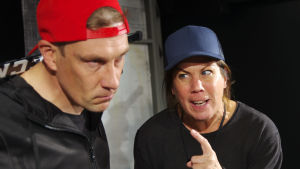 Mikael Strömberg och Jonna Nyman spelar olika roller i pjäsen Lyckomanifestet som handlar om prestationskrav, hur vi vill leva våra liv och vem som egentligen bestämmer vad som är framgång. Mikael Strömberg och Johanna Nyman spelar olika roller i pjäsen Lyckomanifestet som handlar om prestationskrav, hur vi vill leva våra liv och vem som egentligen bestämmer vad som är framgång.