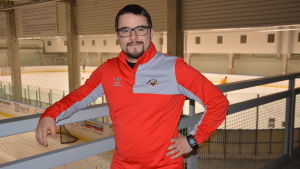 Vasa Sports juniorchef Santeri Valli säger att ishockey är en populär sport i Vasa. 600 juniorer är med i verksamheten. Mörkhårig man i ishockeyhall.
