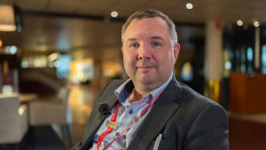 Hotelldirektören Marko Paulin berättar att barnfamiljer och handelsresande har helt olika behov när de checkar in. man i blå skjorta och kostym