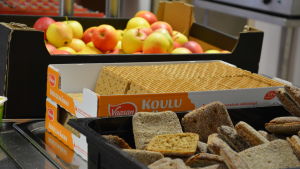 Elevkåren har dukat fram mellanmål under matrasten. Ett bord med rågbröd, knäckebröd och gulröda äpplen.