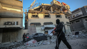 Milismän från Islamiska Jihad inspekterar befälhavaren Baha Abu al-Atas hus på tisdag morgon, efter att al-Ata dödats i en israelisk flygattack. Milismän från Islamiska Jihad inspekterar kommendören Baha Abu al-Atas hus på tisdag morgon, efter att al-Ata dödats i en israelisk flygattack mot huset.