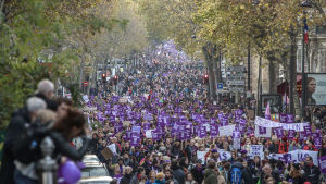 Demonstrationen är en av de största i Paris i år. Tiotusentals människor demonstrerar mot våld mot kvinnor i Paris.