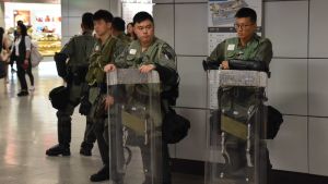 Polisen får nya befogenheter att kringgå domstolarna då det gäller att bevaka misstänkta förbrytare under säkerhetslagen. Kravallpolis som bevakar vallokal i Hongkong.