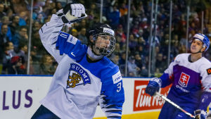 Ville Heinola glänste i VM för ett år sedan. Ville Heinola jublar över ett mål.