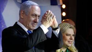 Israels premiärminister Benjamin Netanyahu tillsammans med sin fru Sara inför anhängare under ett valmöte i staden Petah Tikva, utanför Tel Aviv 18.12.2019. Israels premiärminister Benjamin Netanyahu tillsammans med sin fru Sara inför anhängare i staden Petah Tikva, utanför Tel Aviv.