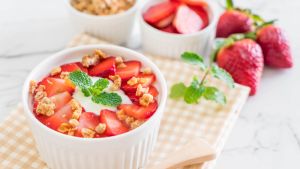 Ungefär så här kunde bilderna tidigare se ut på Supershes plattformar. De här bilderna är inte från den gamla webbplatsen och den gamla Instagramprofilen - de finns inte längre. En vit skål med yoghurt, granola och färska jordgubbar.