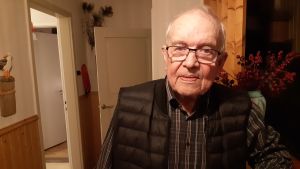 Ingmar Holmström i Vasa fyllde nyss 90 år och fick sitt körkort förnyat. Utan bil skulle han och frun Marina ha svårt att få sina ärenden uträttade. De är glada så länge Ingmar kan köra, säger de. ingmar holmström