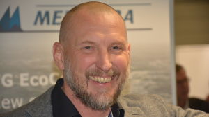 Thomas Friis har lagt märke till att företagen idag är villiga att betala mer för miljövänligare frakt. Thomas Friis ler på bild.