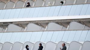 En del av passagerarna ombord på Diamond Princess stod ute på sina hyttbalkonger på måndag morgon. En del av passagerarna ombord på Diamond Princess stod ute på sina hyttbalkonger på måndag morgon.