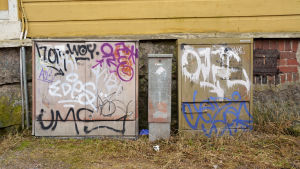 Elskåp verkar också vara populära klottringsmål. De här finns vid ett hus i korsningen Ågatan–Vävaregränd. Elskåp vid en husvägg.