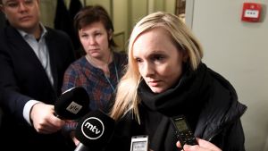De grönas partiordförande: Fullt förtroende för Haavisto. Maria Ohisalo möter pressen på väg in i riksdagen.