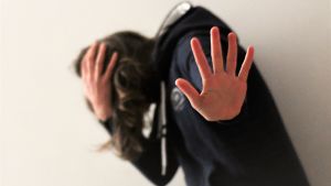 Barn som sett våld i familjen behöver stöd. Kvinna väjer undan för slag.