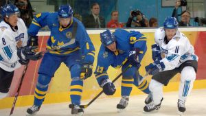 Lejonen förlorade bara en match i OS-turneringen. Koivu och Selänne kämpar om pucken mot två svenskar.