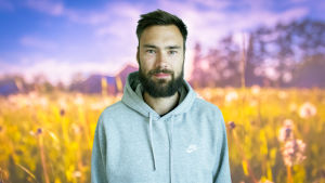 “Håll dig till din sport” brukar jag få höra ibland när jag väljer att yttra mig i samhällsfrågor. Tim Sparv sommarpratar om att påverka. Tim Sparv står på en sommaräng.
