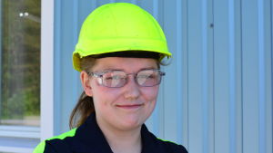 Lina Forsberg hann endast jobba i tre år som truckförare på rörfabriken i Lappvik. Kvinna med arbetshjälm