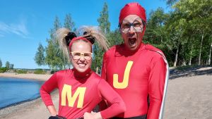 Super-Jontti och Super-Malin bjuder på lite skratt i serien Super-Jontti och Bråk-Britta Karaktärerna Super-Malin och Super-Jontti som medverkar i serien Superhjälparna står på en strand och tittar mot kameran