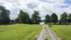 Det bästa med Skräbböle är den fina naturen och lugnet, tycker Nina Bäckström. Sandväg mellan ängar som leder till en strand i Skräbböle.