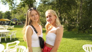 Milla Lindfors och Julia Kobylko säger att det bästa med festivaler är artisterna, vänner och god mat. Två unga kvinnor ler mot kameran.