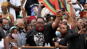 Jacob Blake Sr., far till Jacob Blake som besköts av en polis i Kenosha Wisconsin, var en av talarna på demonstrationen. Jacob Blakes far, Jacob Blake Sr., talar vid stordemonstrationen mot polisvåld i Washington DC den 28 augusti 2020.