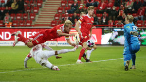 Joel Pohjanpalos jätteläge att nicka in 5–0. Joel Pohjanpalos jätteläge att nicka in 5–0. Målvakten Robin Zentner står ändå i vägen.
