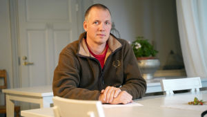 Niklas Nordblads företag jobbar med farleder, hamnar och brobyggen i Finland. Det handlar bland annat om att gjuta och svetsa under vatten eller spränga för att jämna ut sjöbotten. Utomlands är arbetsuppdraget för det mesta att underhålla oljeborrningsplattformar och fartyg. Niklas Nordblad.