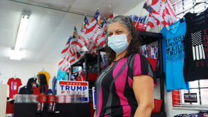 Norma Valdivia hoppas på Trumpseger. Det skulle också vara bra för affären som säljer kampanjprodukter. Försäljaren Norma Valdivia i Trumpbutik i Miami.