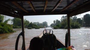 Mekong är som bredast norr om gränsen mellan Laos och Kambodja. Där snirklar floden sig fram genom en skärgård som består av hundratals små holmar och sandbankar. Mekong är som bredast norr om gränsen mellan Laos och Kambodja. Där snirklar floden sig fram genom en skärgård som består av hundratals små holmar och sandbankar.