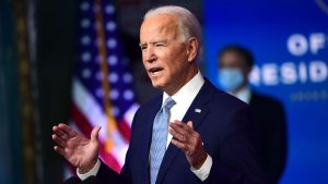 Bidens administration får kämpa med ekonomin på grund av coronaviruset. Joe Biden talar med händerna höjda framför sig.