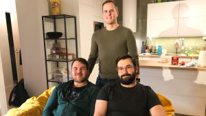 Toni Lahnakoski, Eric Damén och Oskar Högström är medlemmar i bastugänget och de träffas nästan varje fredag för att gå i bastu tillsammans. Toni Lahnakoski, Eric Damén och Oskar Högström är medlemmar i bastugänget och de träffas nästan varje fredag för att gå i bastu tillsammans.