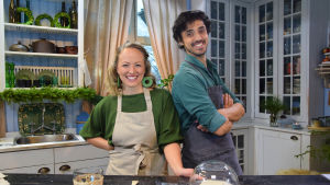 Elin Skagersten-Ström och kocken Julien Huéber i Strömsököket. Elien och Julien Huéber i Strömsös kök.