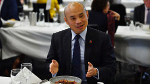 Biträdande chef Wang Xining för den kinesiska ambassaden i Australien sa i augusti att Kina och Australien bör arbeta för att upprätthålla ömsesidig respekt och integritet, och upphöra med att blanda sig i varandras interna angelägenheter. Biträdande chef för den kinesiska ambassaden i Australien Wang Xining