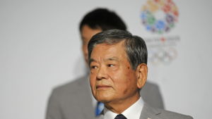 Den 84-årige förre fotbollsspelaren, idrottsledaren Saburo Kawabuchi vill inte bli ny OS-chef efter hård kritik och regeringens motstånd. Den 84-årige förre fotbollsspelaren, idrottsledaren Saburo Kawabuchi blir ny ordförande för arrangörskommittén för sommar-OS i Tokyo.