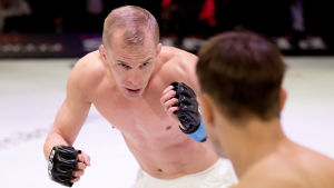 Kvarnström har tävlat under smeknamnet "AD/HD". Jerry Kvarnström och Simon Sköld i MMA-match i Stockholm.