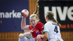 Dicken kan säkra sin finalplats på torsdag. Corinna Jensen försvarar mot Hanna Nyman.