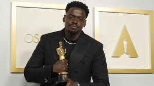 Daniel Kaluuya vann titeln bästa manliga biroll för filmen Judas and the Black Messiah. Daniel Kaluuya.