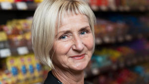 Louise Ring vill att personalen i Axfoods affärer ska spegla samhället. Ungefär 20 procent av befolkningen i Sverige har utländska rötter och det ska också synas i personalen, anser Ring. Porträtt på Louise Ring, HR-chef på Axfood.