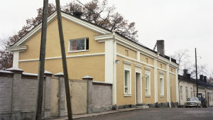 Arkivbild av det Gamla Radiohuset från år 1964. Yle verkade i huset mellan åren 1947 och 1983. Ett hus vid en gata.
