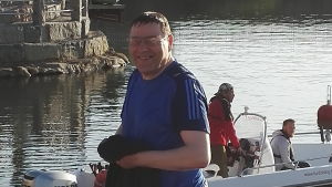 Lauri Ketonen efter sitt dopp. Lauri Ketonen på strandpromenaden i Kristinestad.