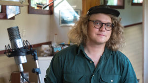- Det är lite nu eller aldrig som gäller för mig och min musik, säger Felix Lybeck. Felix Lybeck nauhoittaa asuntolaivalla folkmusiikkia
