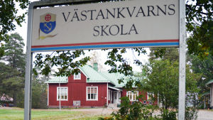 Västankvarns skolas öde kom upp på nytt när fullmäktige behandlade budgeten för nästa år. Men fullmäktige vidhöll att skolan får finnas kvar i alla fall 2021. En röd, äldre byskola skymtar bakom en skylt där det står Västankvarns skola.