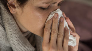 Just nu är det till exempel mycket Rhinovirus i svang. Det är ett av de vanligaste virusen som orsakar förkylning. En kvinna snyter sig